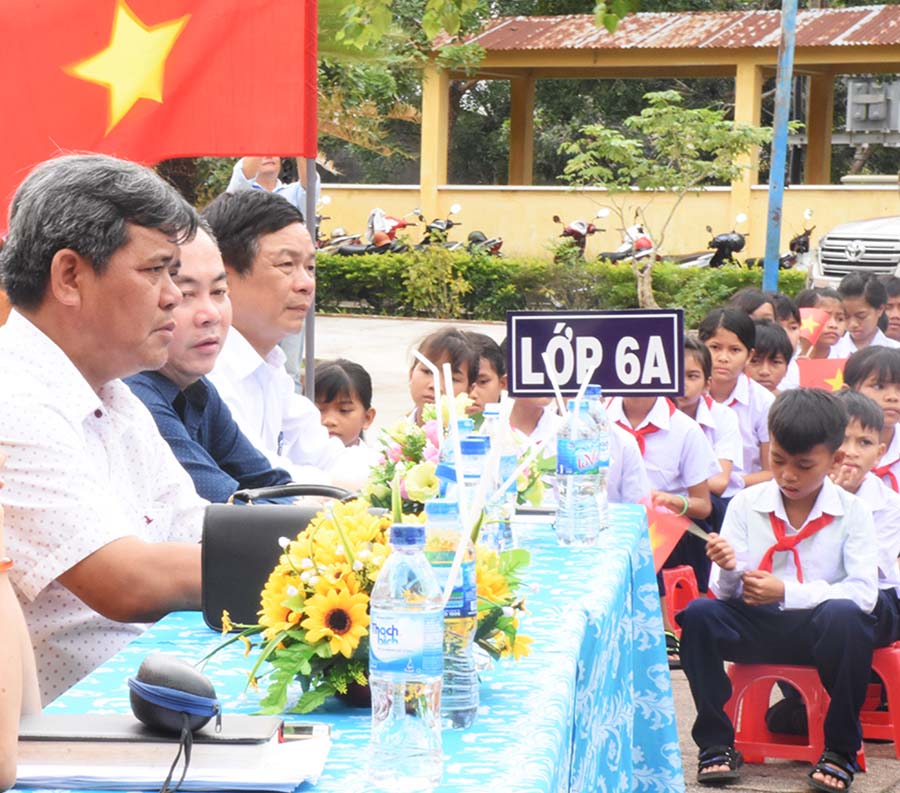  Đồng chí Hồ Văn Điềm dự lễ khai giảng tại Trường THCS Nội trú huyện Kông Chro. Ảnh: Ngọc Sang
