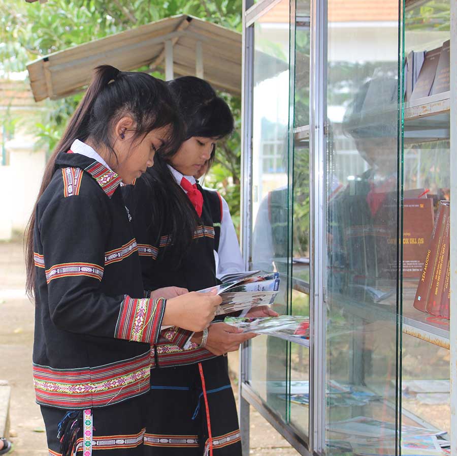  Học sinh Trường Phổ thông Dân tộc Nội trú huyện Mang Yang thường xuyên rèn luyện tiếng Việt bằng cách đọc sách báo. Ảnh: Bảo Lam