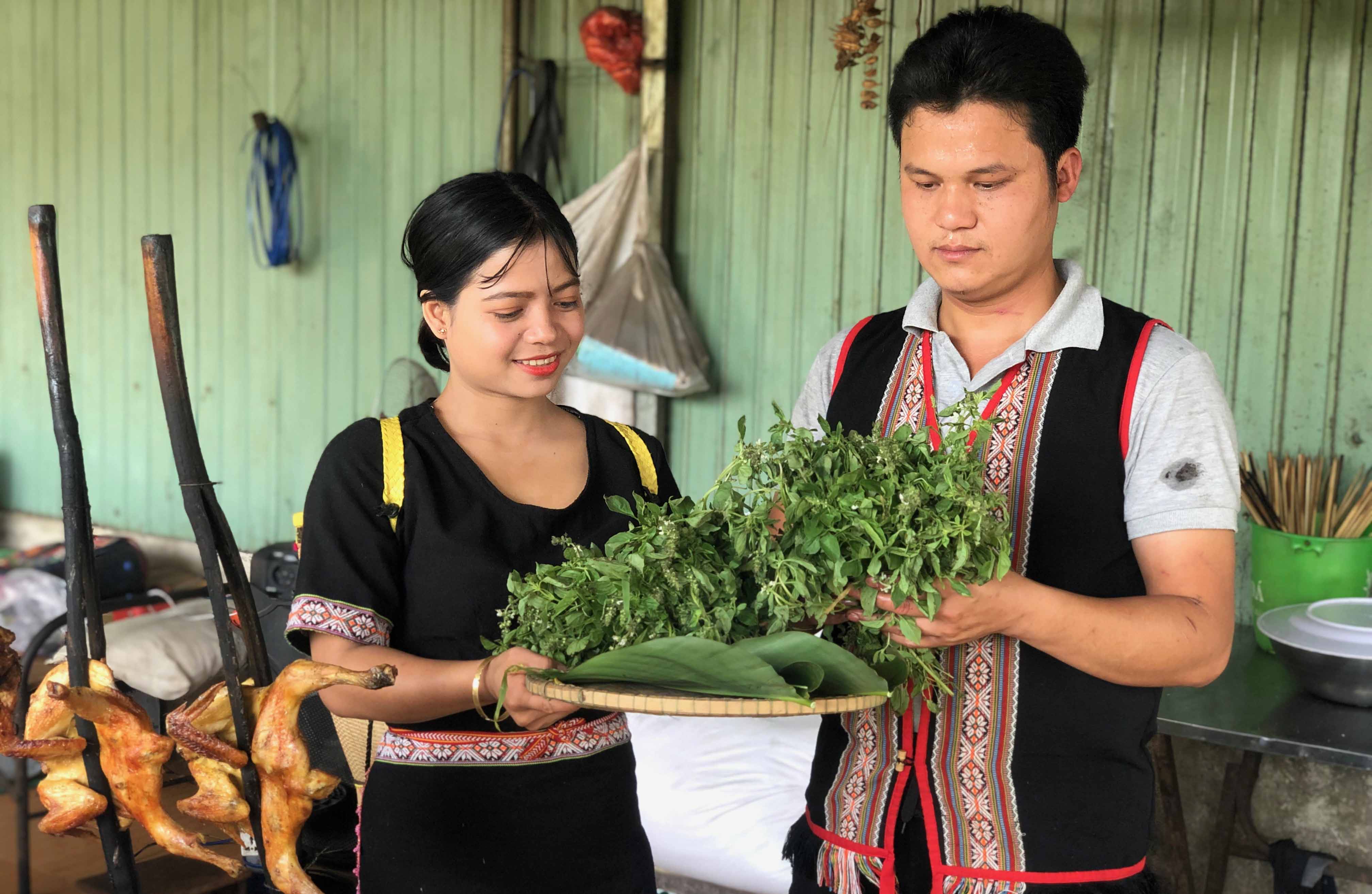 Lá é thường được đồng bào Jrai giã cùng muối chấm, ăn kèm đồ ăn. Ảnh: Ngọc Thu