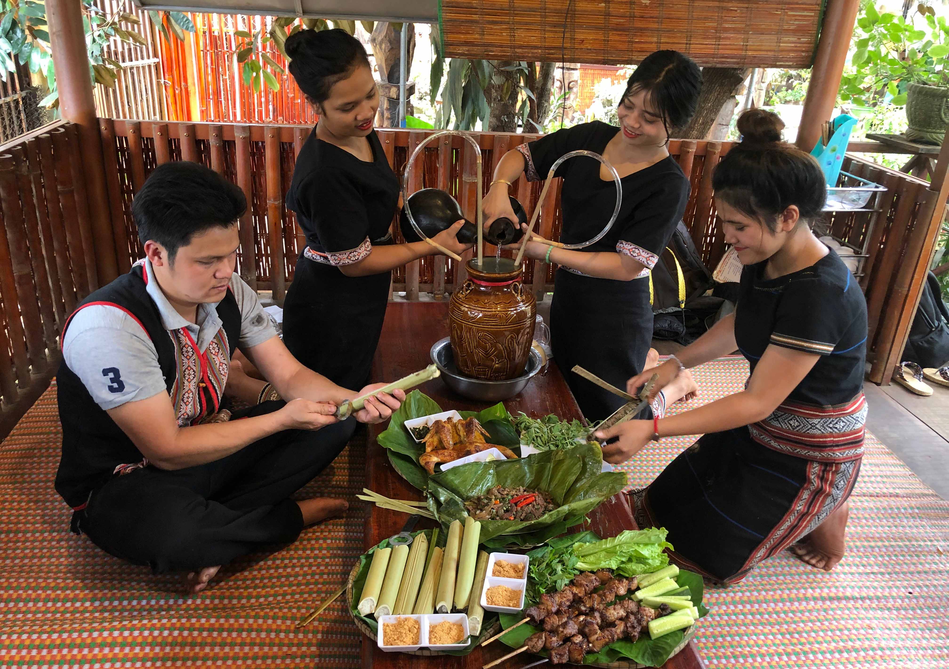Ẩm thực Tây Nguyên được chuẩn bị công phu, mang đậm văn hóa ẩm thực bản địa. Ảnh: Ngọc Thu