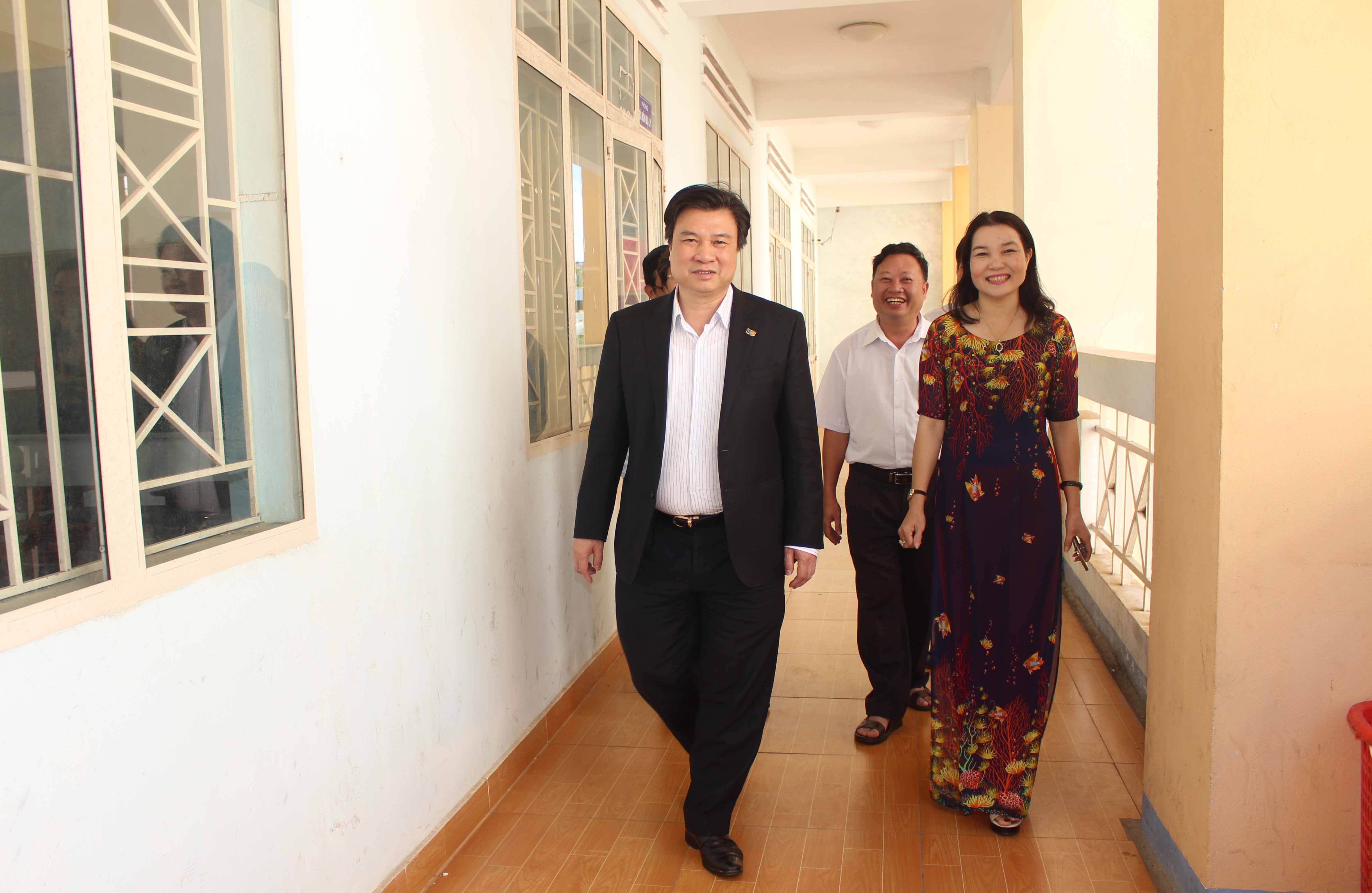 Thứ Trưởng Bộ GD-ĐT Nguyễn Hữu Độ thăm Trường THPT Chuyên Hùng Vương. Ảnh: Nguyễn Giang
