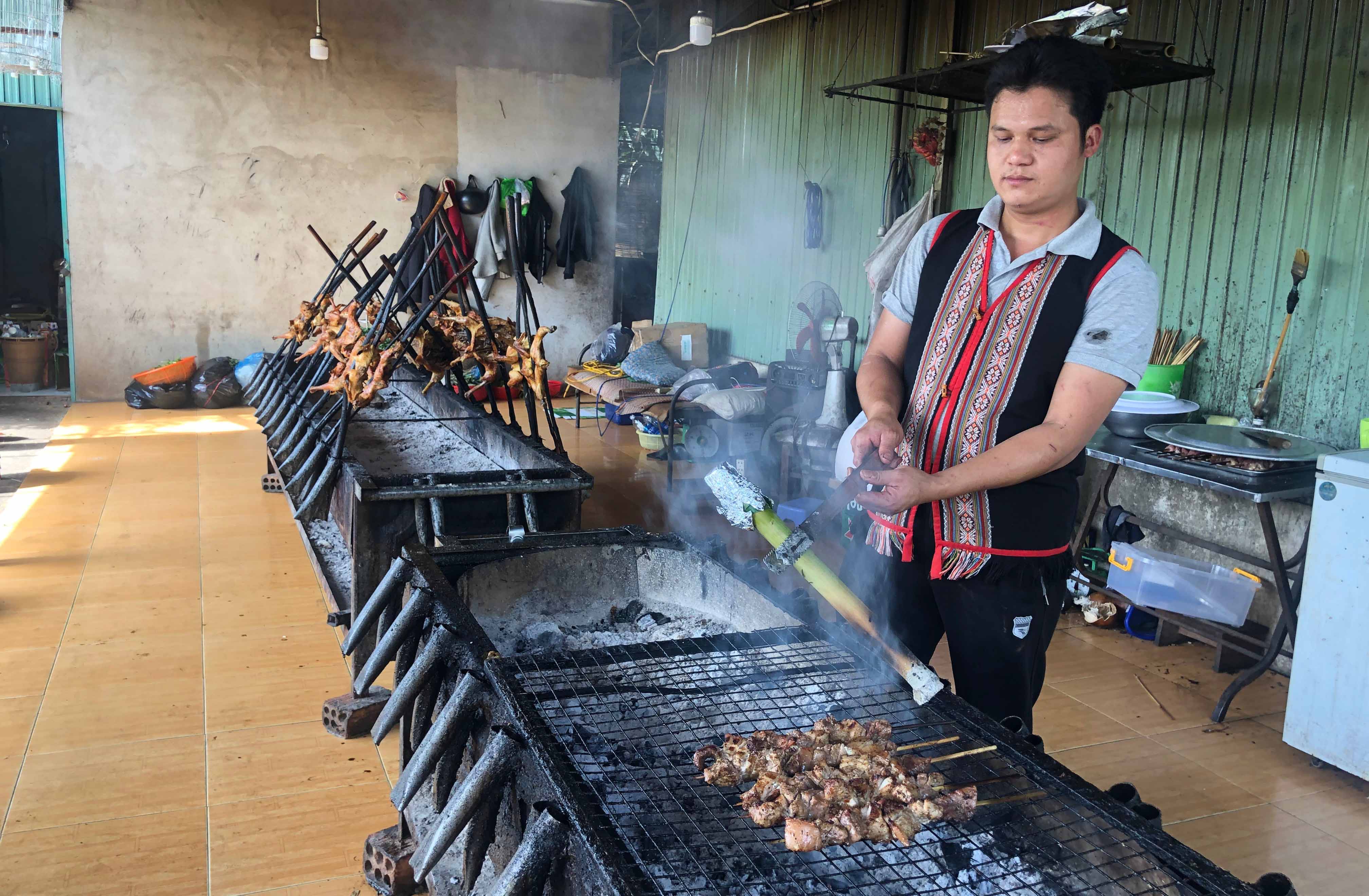 Món bò lồ ô nướng và heo mọi nướng xiên đang được nướng đều trên bếp than. Ảnh: Ngọc Thu