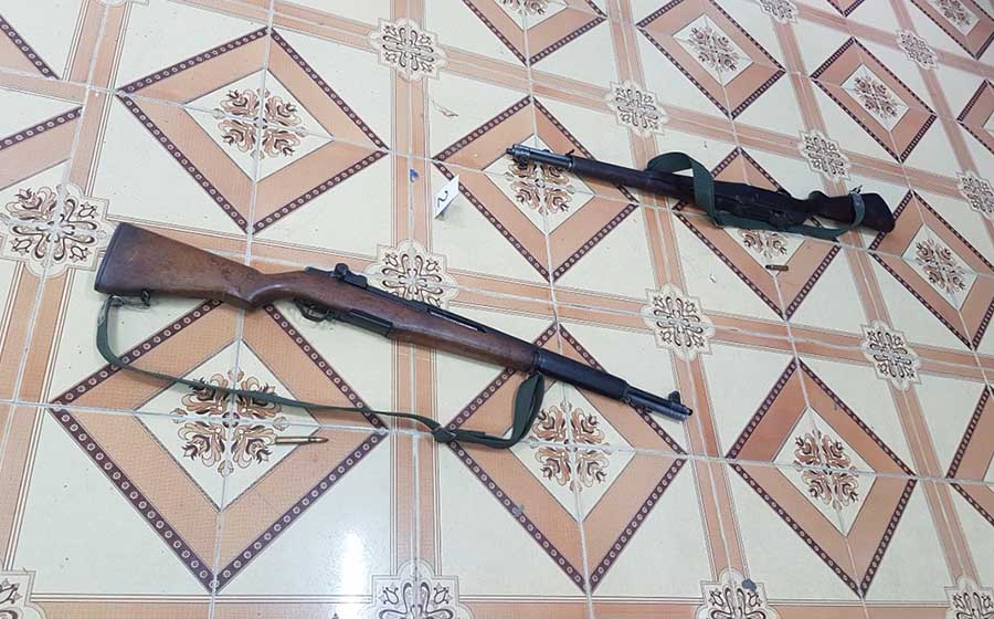 Hai khẩu súng trường Garand mà Hiếu dùng để gây án. Ảnh: Văn Ngọc