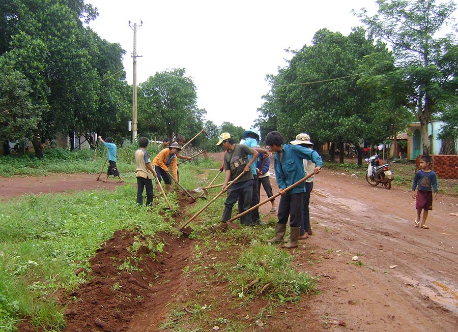 Người dân xã Ia Lang (huyện Đức Cơ, Gia Lai) dọn dẹp vệ sinh đường làng. Ảnh: Nguyễn Diệp