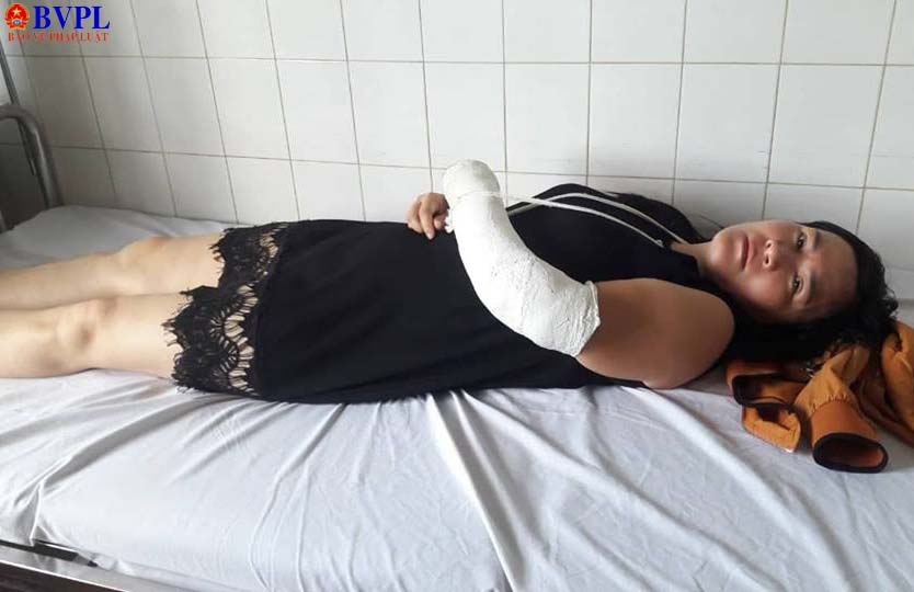  Chị Nguyễn Thị Thanh Hương trên giường bệnh với đa thương tích, gãy tay, sẩy thai.