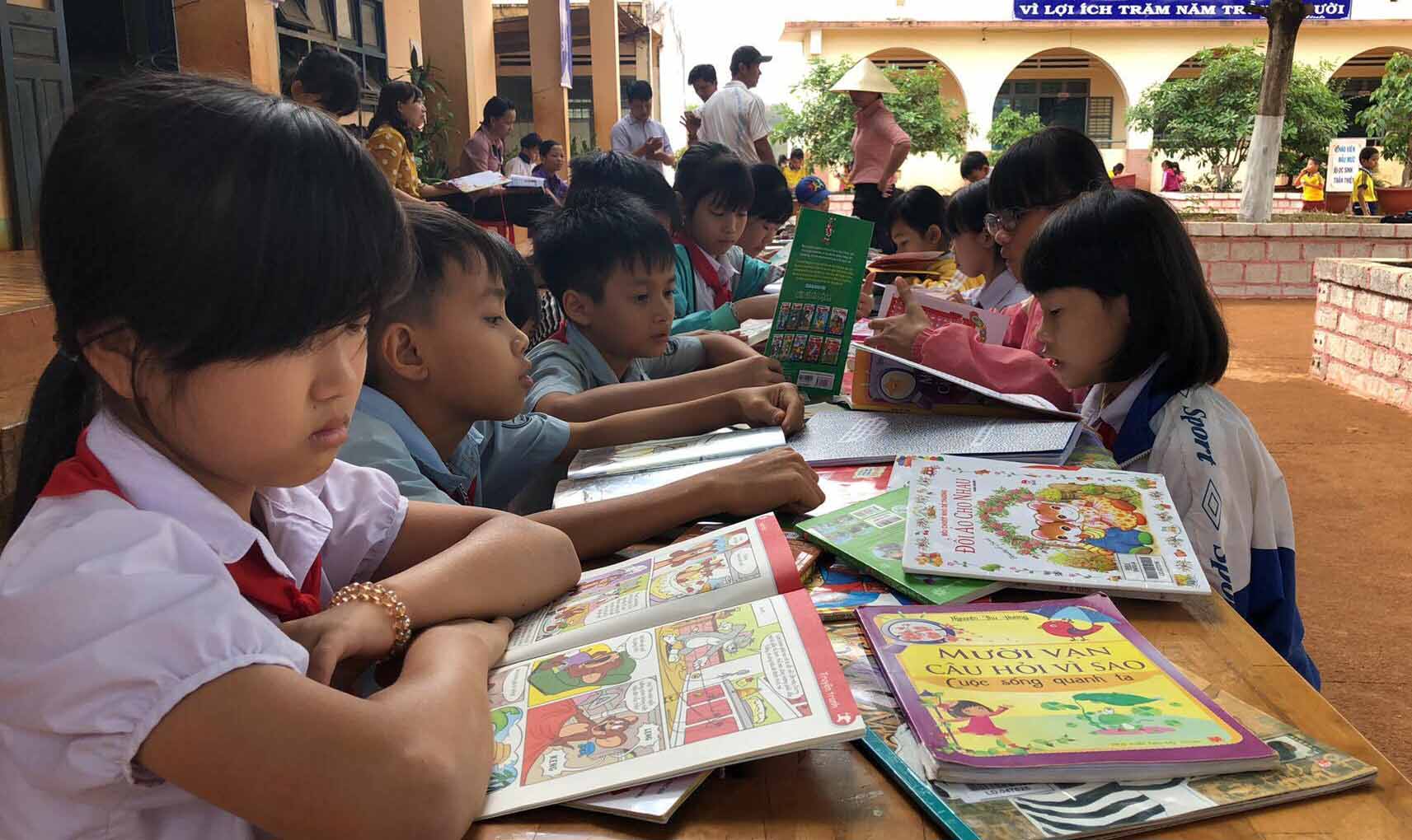 Các em học sinh say mê đọc sách. Ảnh: Phan Thương