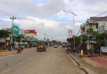  Vỉa hè đường Nguyễn Huệ (đoạn trước Chợ huyện Kông Chro đến cầu Yang Trung) là khu vực thường xuyên bị người dân lấn chiếm để kinh doanh. Ảnh: Hồng Thi