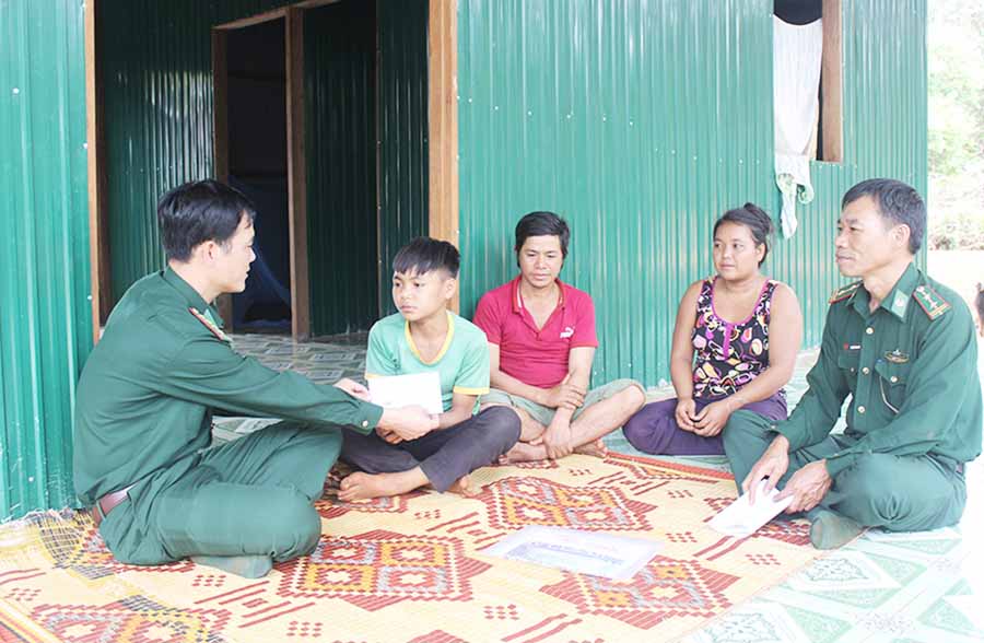  Đồn Biên phòng Ia O nhận đỡ đầu, hỗ trợ các em học sinh có hoàn cảnh khó khăn ở làng Kloong. Ảnh: N.T 