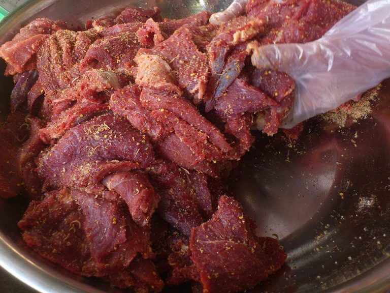 Thịt đùi tươi mới mổ xong, sơ chế kỹ và đem phơi nắng sau khi thấm gia vị