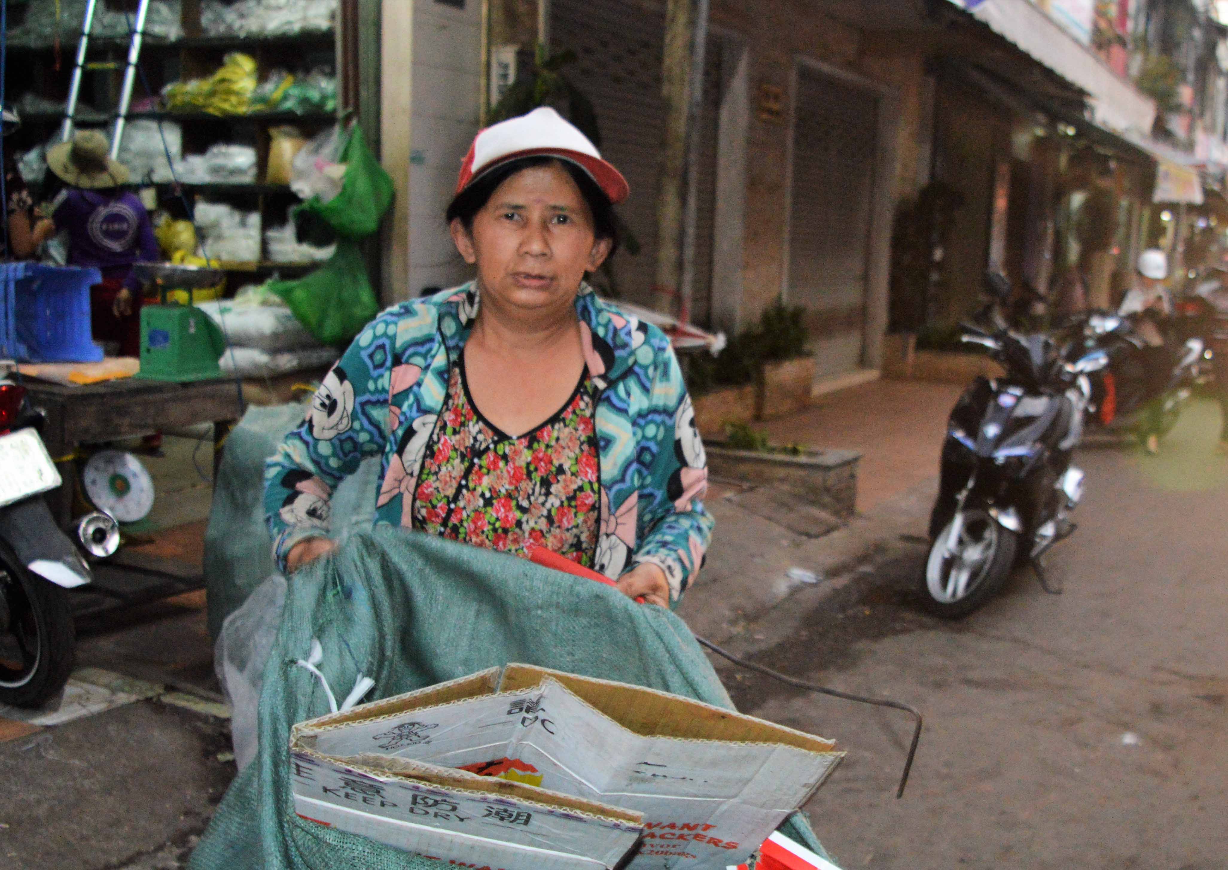 Bà Phan Thị Thanh tranh thủ nhặt rác chiều 30 Tết để kiếm tiền mua gạo. Ảnh: Đinh Yến