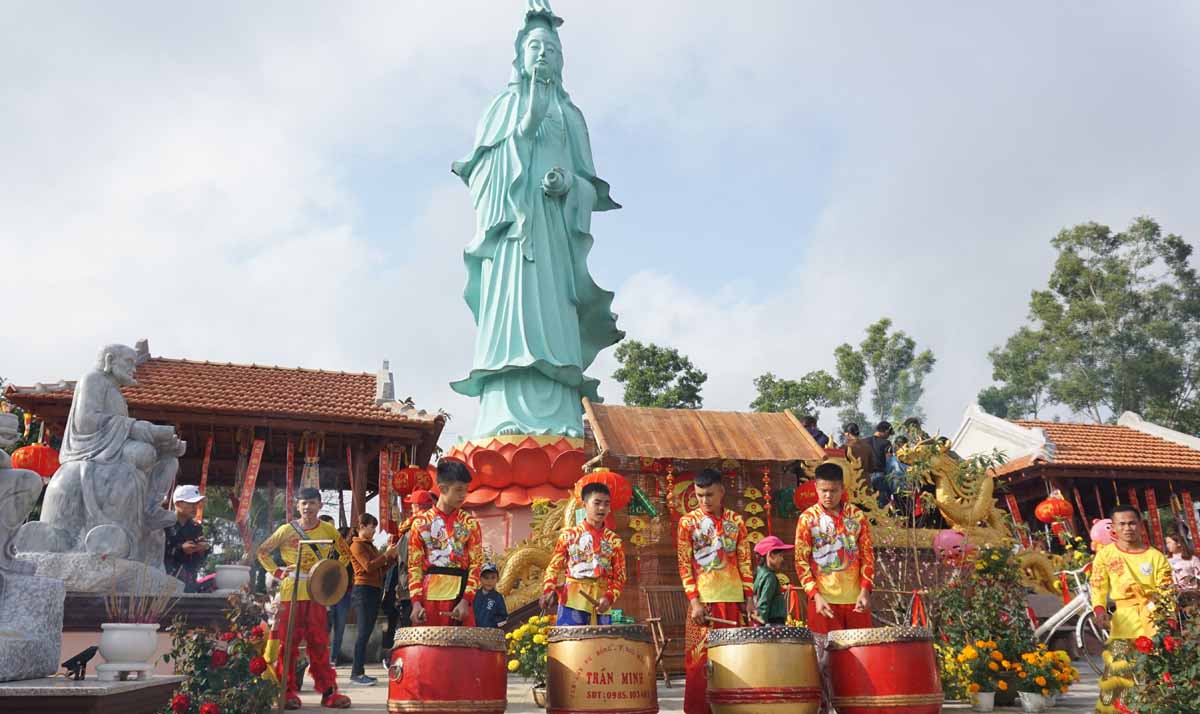 Người dân đi chùa cầu an đầu năm mới và thưởng thức múa lân sư rồng tại chùa Quan Âm (xã Song An, thị xã An Khê). Ảnh: Chí Hào