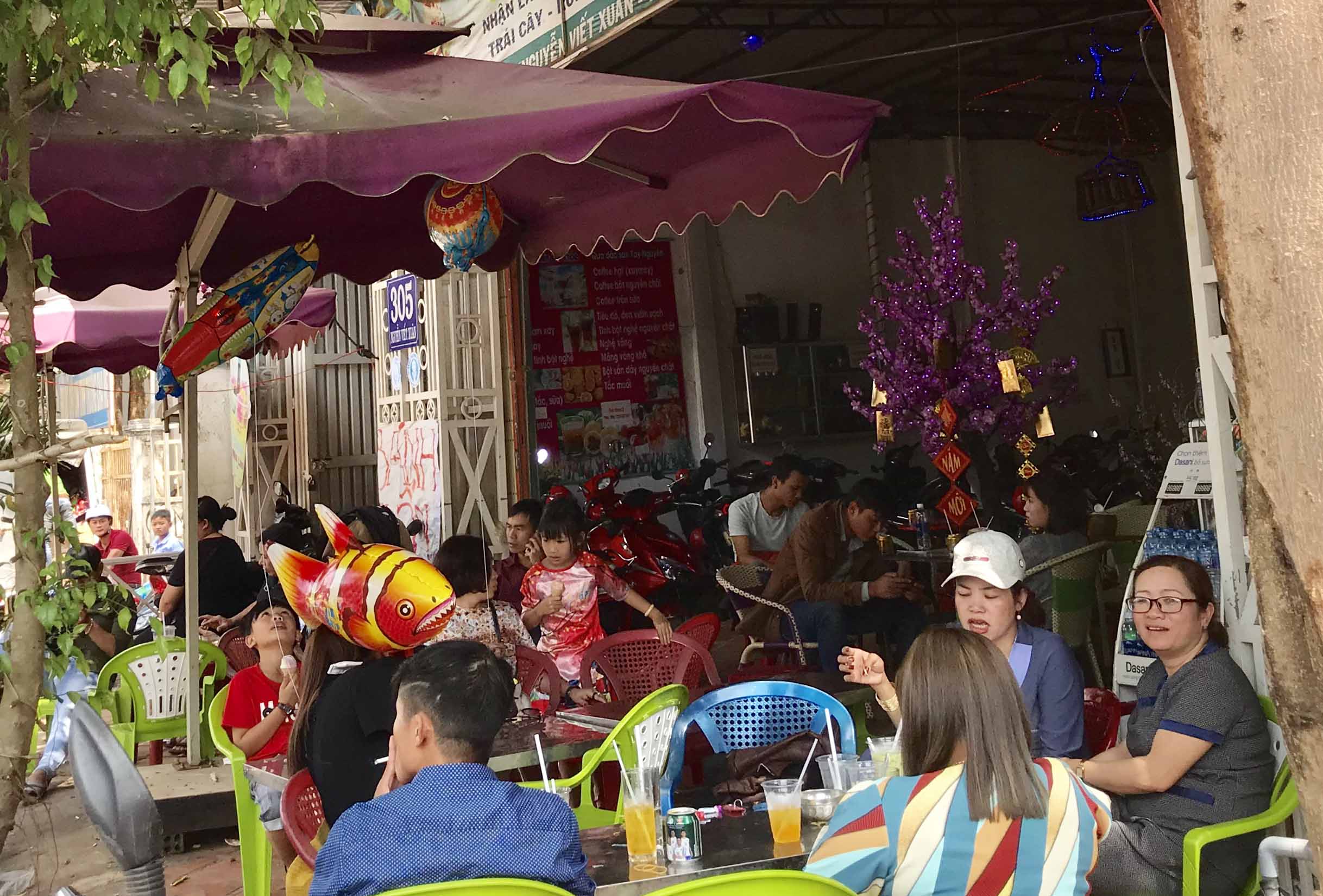 Nhiều quán cà phê vỉa hè cũng đông khách ngày mùng 1. Ảnh: Trần Dung
