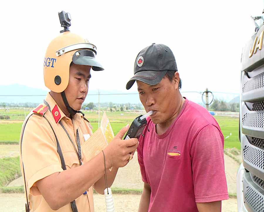 Lực lượng Cảnh sát Giao thông Công an huyện Krông Pa tăng cường xử lý các hành vi vi phạm để đảm bảo trật tự an toàn giao thông. Ảnh: Văn Ngọc