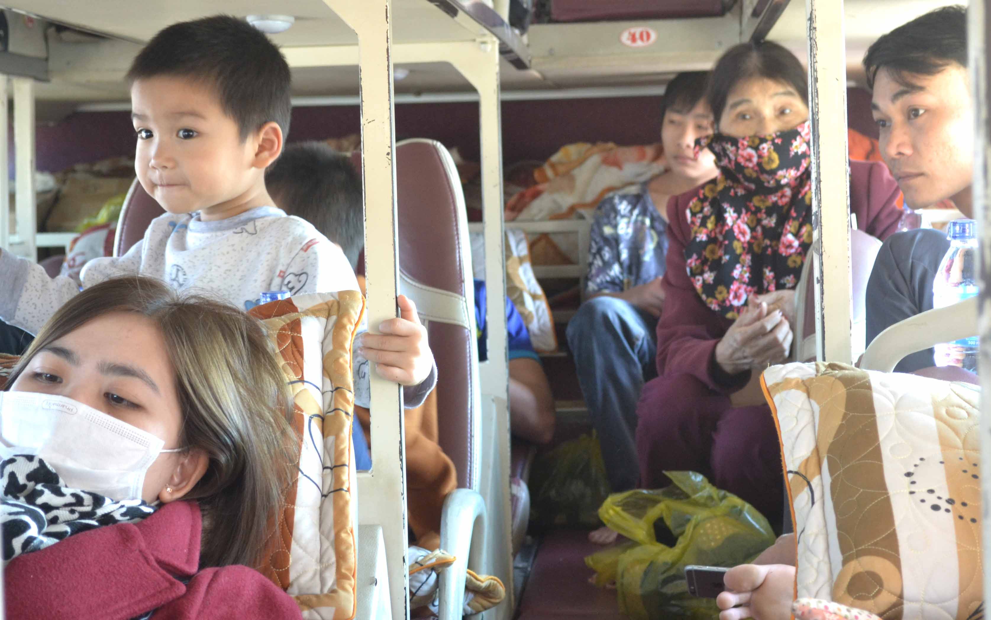 Hành khách háo hức và mong ngóng giờ xe lăn bánh để được trở về đón Tết cùng gia đình. Ảnh: Lê Hòa