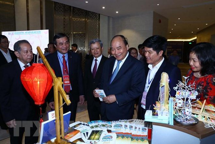 Thủ tướng Nguyễn Xuân Phúc và các đại biểu thăm các gian hàng trưng bày tại hội nghị. (Ảnh: Thống Nhất/TTXVN)
