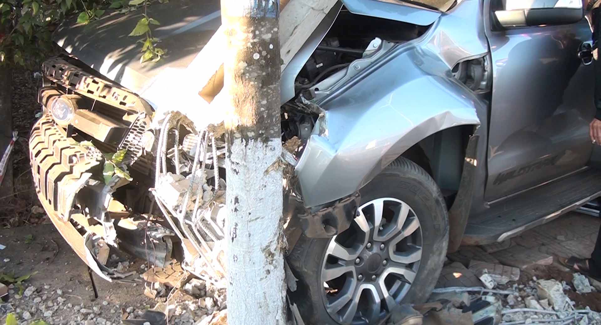 Cận cảnh vụ tai nạn chiếc xe tông vào trụ điện và gốc cây. Ảnh: Hoàng Viên