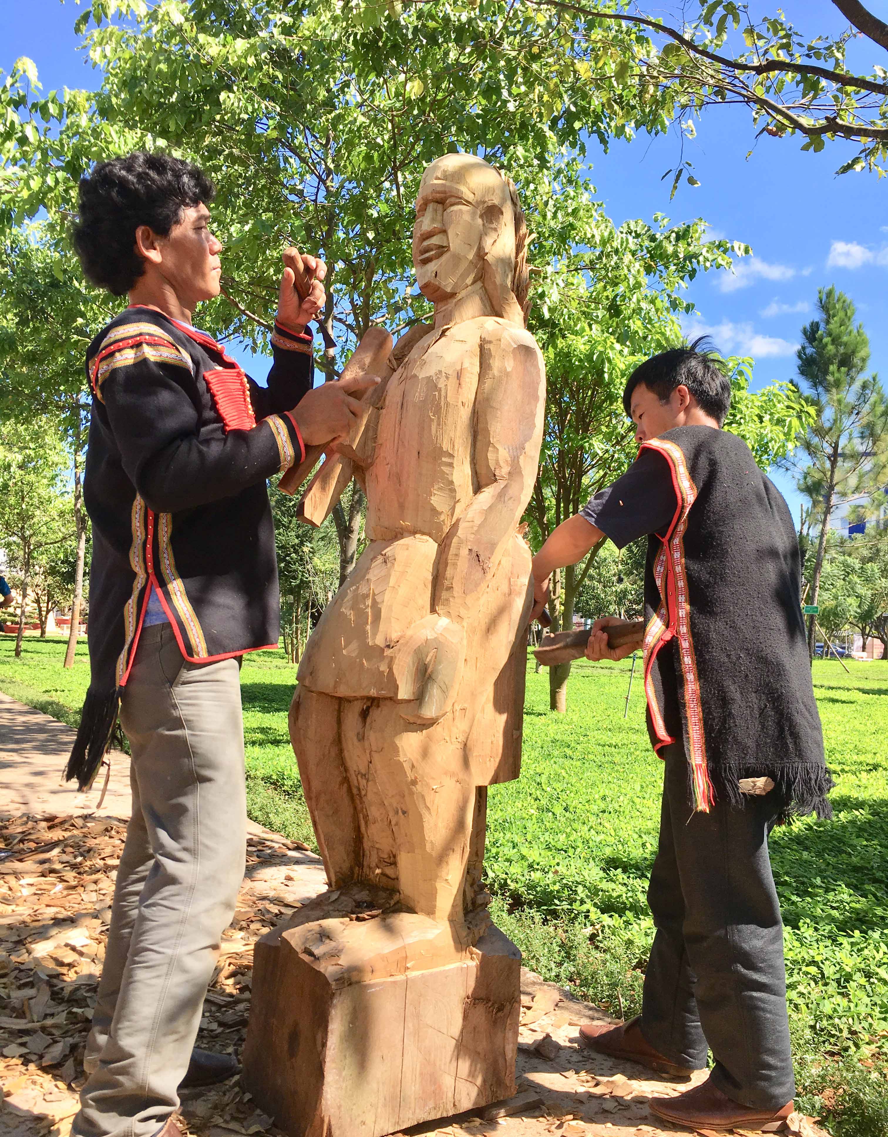 Tạc tượng gỗ dân gian là một trong những nghề truyền thống cần được nhân rộng và gìn giữ bởi những giá trị nó được tạo ra. Ảnh: Võ thanh Thảo