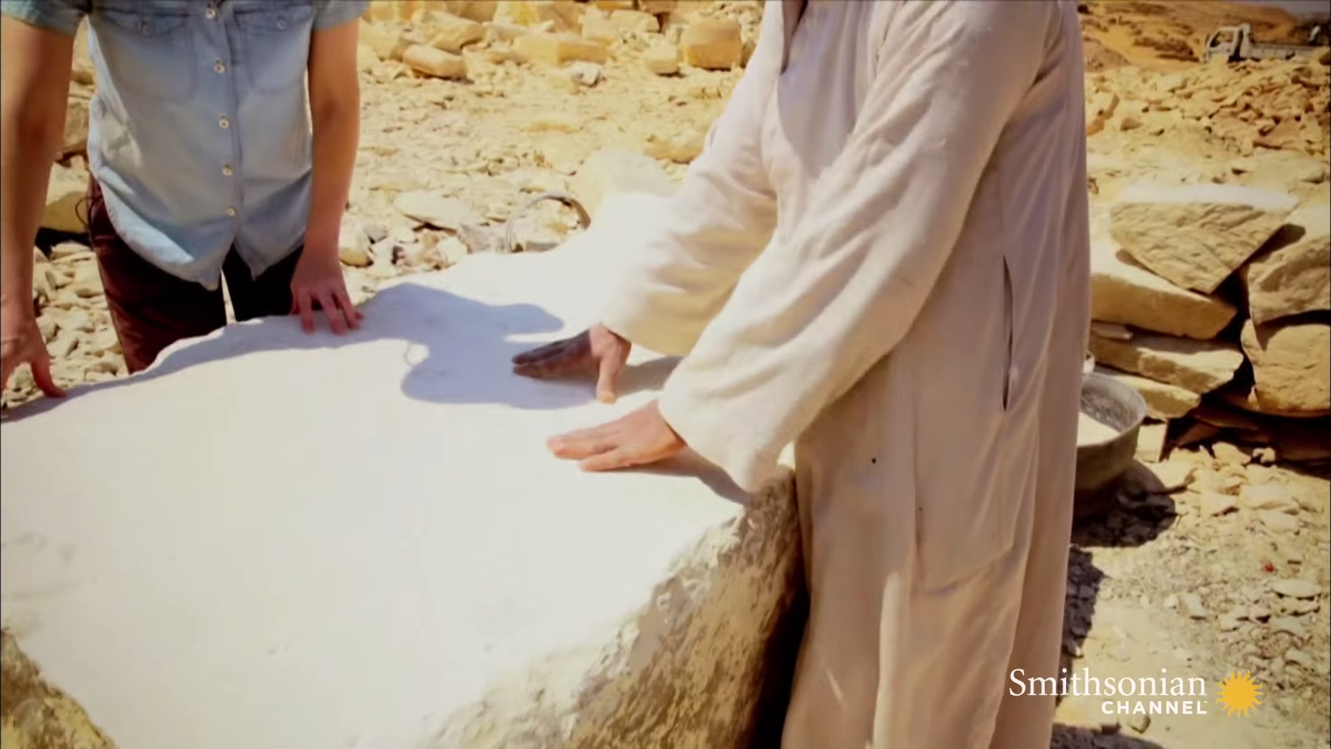 Một tảng đá vôi được đánh bóng, rất trắng và mịn (ảnh: Youtube/Smithsonian channel)