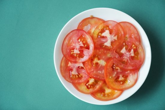 Cà chua có màu đỏ chưa nhiều sắt và kali, tốt cho hệ tim mạch. (Ảnh: Pixabay)