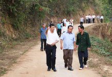   Bí thư Tỉnh ủy Dương Văn Trang đi kiểm tra thực tế tình hình xây dựng nông thôn mới tại xã Đak Roong, huyện Kbang. Ảnh: Gia Nguyễn