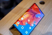 Cận cảnh Huawei Mate X - mẫu smartphone màn hình gập đầu tiên về Việt Nam