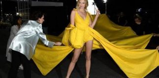 Karlie Kloss nổi bật tại tuần lễ thời trang Paris với chiều cao 1,88m
