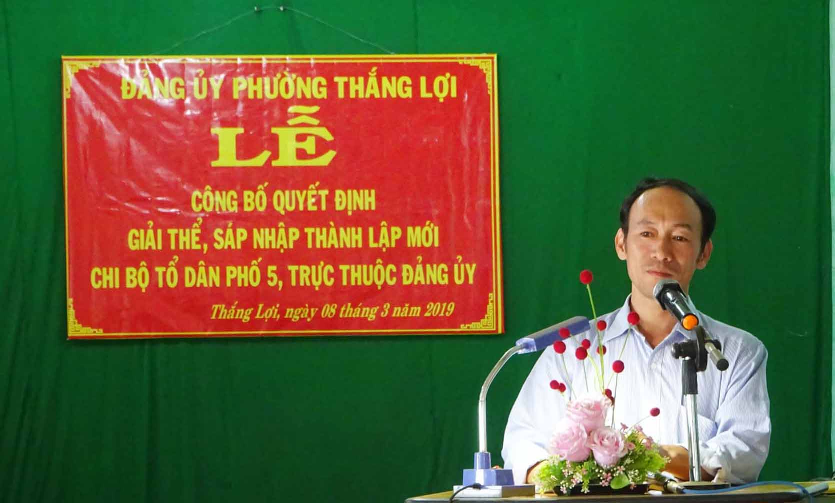 Đồng chí Nguyễn Bá Duy-Phó Bí thư Đảng ủy phường Thắng Lợi phát biểu tại buổi lễ. Ảnh: Hà Phương