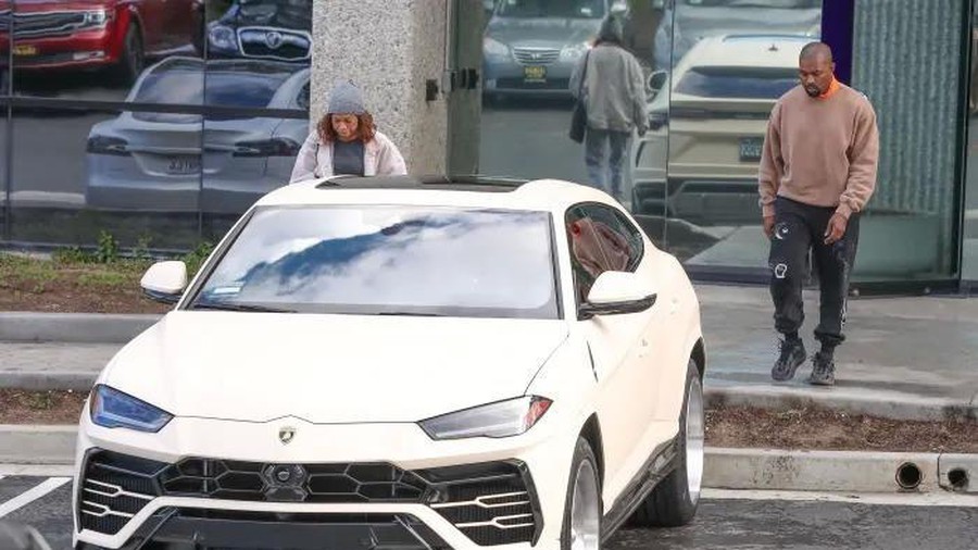 Rapper chơi trội với 'siêu bò' Lamborghini Urus độ bánh khủng