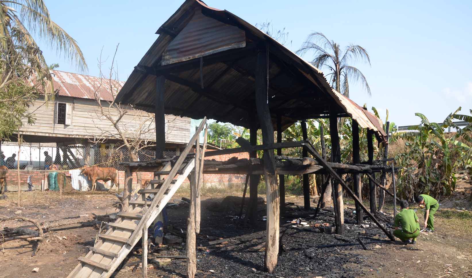 Vụ cháy đã thiêu rụi căn nhà sàn rộng gần 53m2 của hộ nghèo. Ảnh: Đức Phương