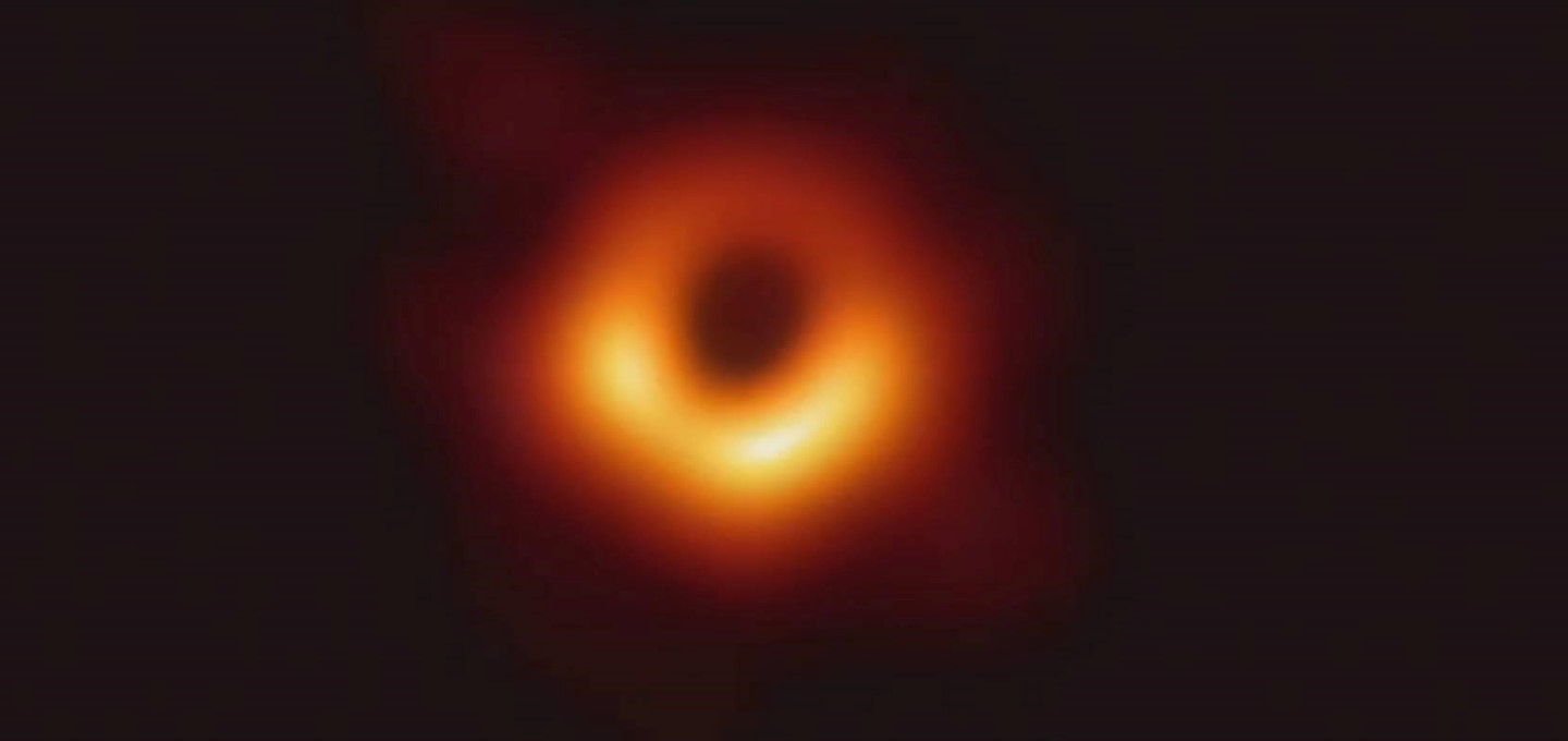 Hố đen được chụp có đường kính 40 tỷ km, to hơn Trái Đất ba triệu lần và nằm cách chúng ta tới 55 triệu năm ánh sáng