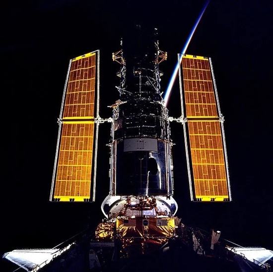 Tại sao các tấm pin mặt trời trên trạm ISS có màu vàng, trong khi ở trên Trái đất chúng lại màu đen hay xanh?