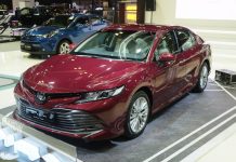 Giá lăn bánh Toyota Camry 2019