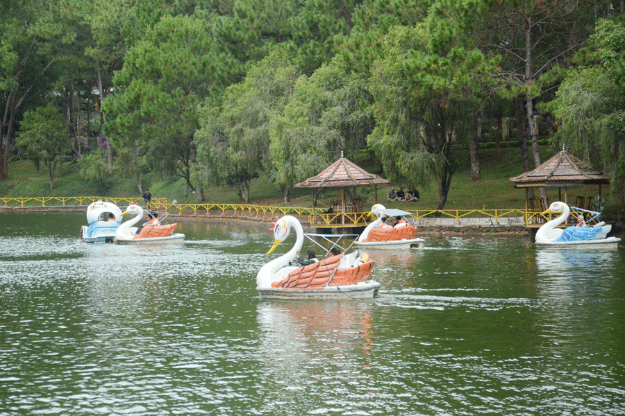 Dạo chơi trên hồ Diên Hồng (TP. Pleiku). Anh: K.N.B