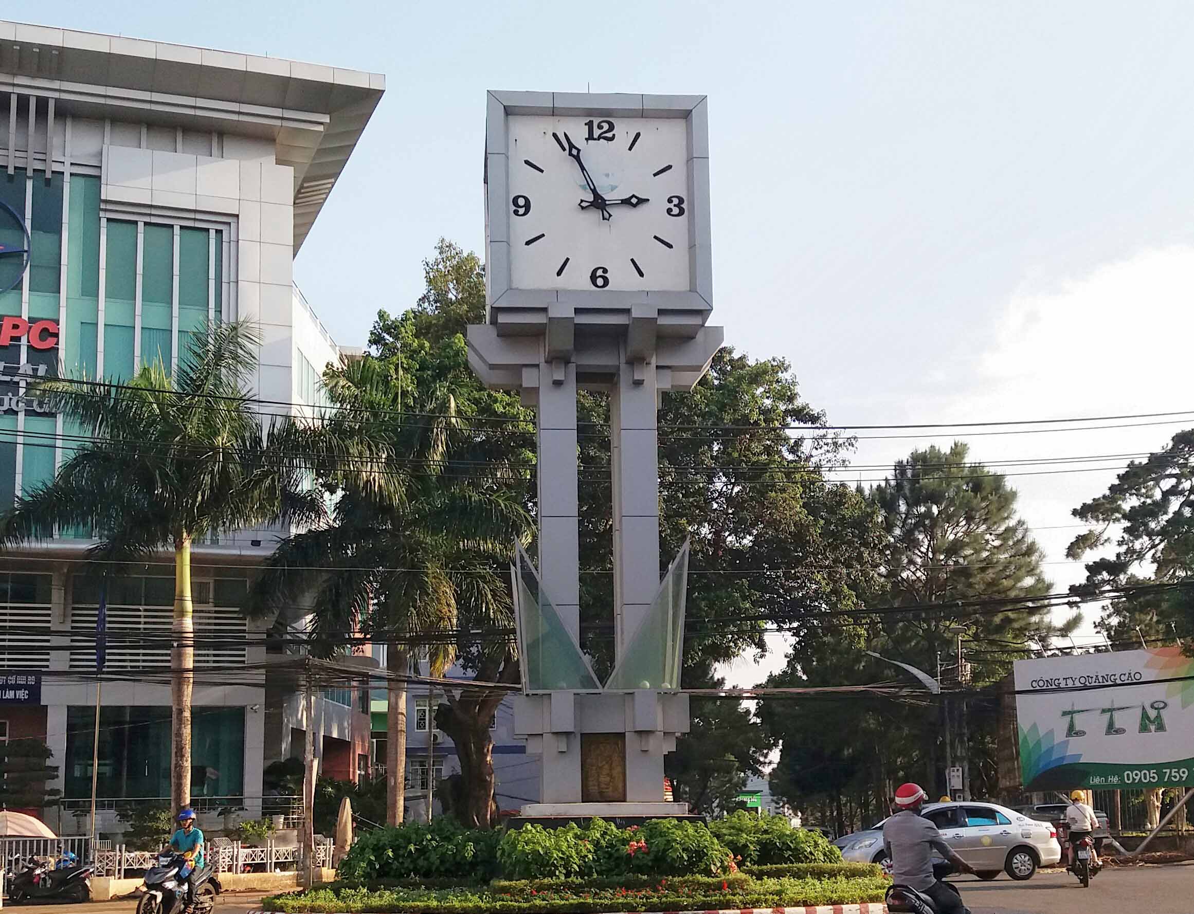 Chiếc đồng hồ lớn, 4 mặt được đặt ở vị trí trung tâm thành phố hiện không hoạt động. Ảnh: Như Nguyện
