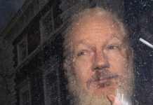Ecuador bảo vệ 'người lười tắm' từ WikiLeaks 7 năm, đuổi trong 36 giờ
