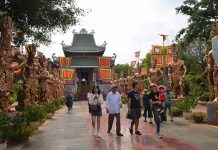Người dân tham quan Đền thờ Quốc Tổ Hùng Vương tại Công viên Đồng Xanh (TP. Pleiku).   Ảnh: PHƯƠNG LINH