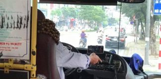 Tài xế xe buýt ở Hà Nội vừa lái xe vừa xem phim gây bức xúc

