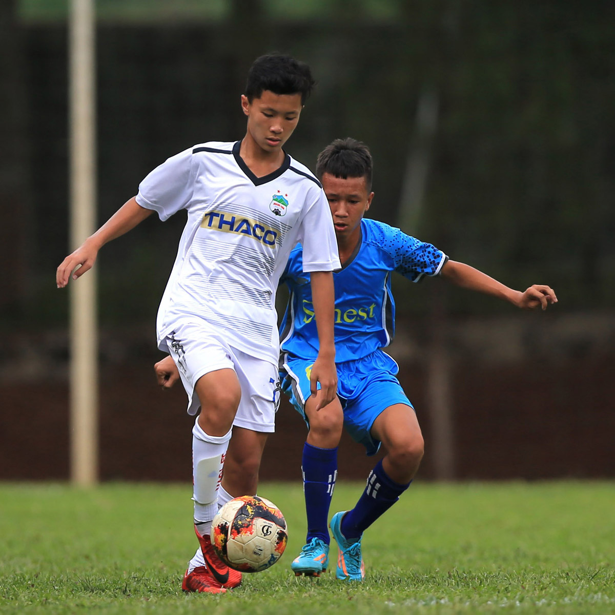 Cầu thủ U15 HA.GL (áo trắng) trong trận đấu gặp U15 Khánh Hòa (xanh). Ảnh: Minh Trần