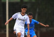 Cầu thủ U15 HA.GL (áo trắng) trong trận đấu gặp U15 Khánh Hòa (xanh). Ảnh: Minh Trần