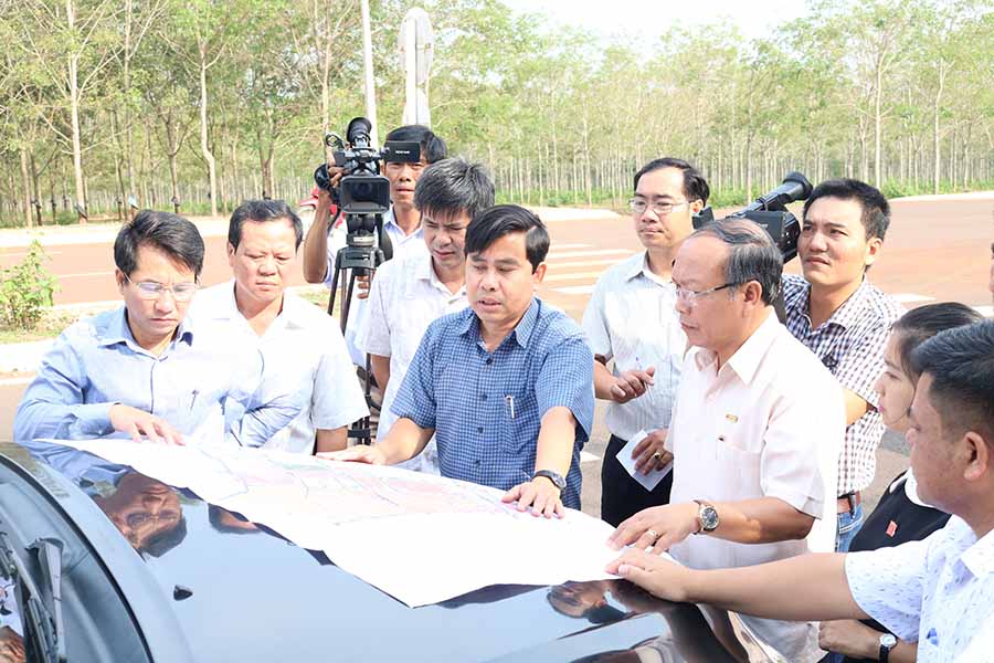 Đoàn giám sát đi kiểm tra thực tế quỹ đất quy hoạch trung tâm hành chính huyện. Ảnh: Ngọc Sang