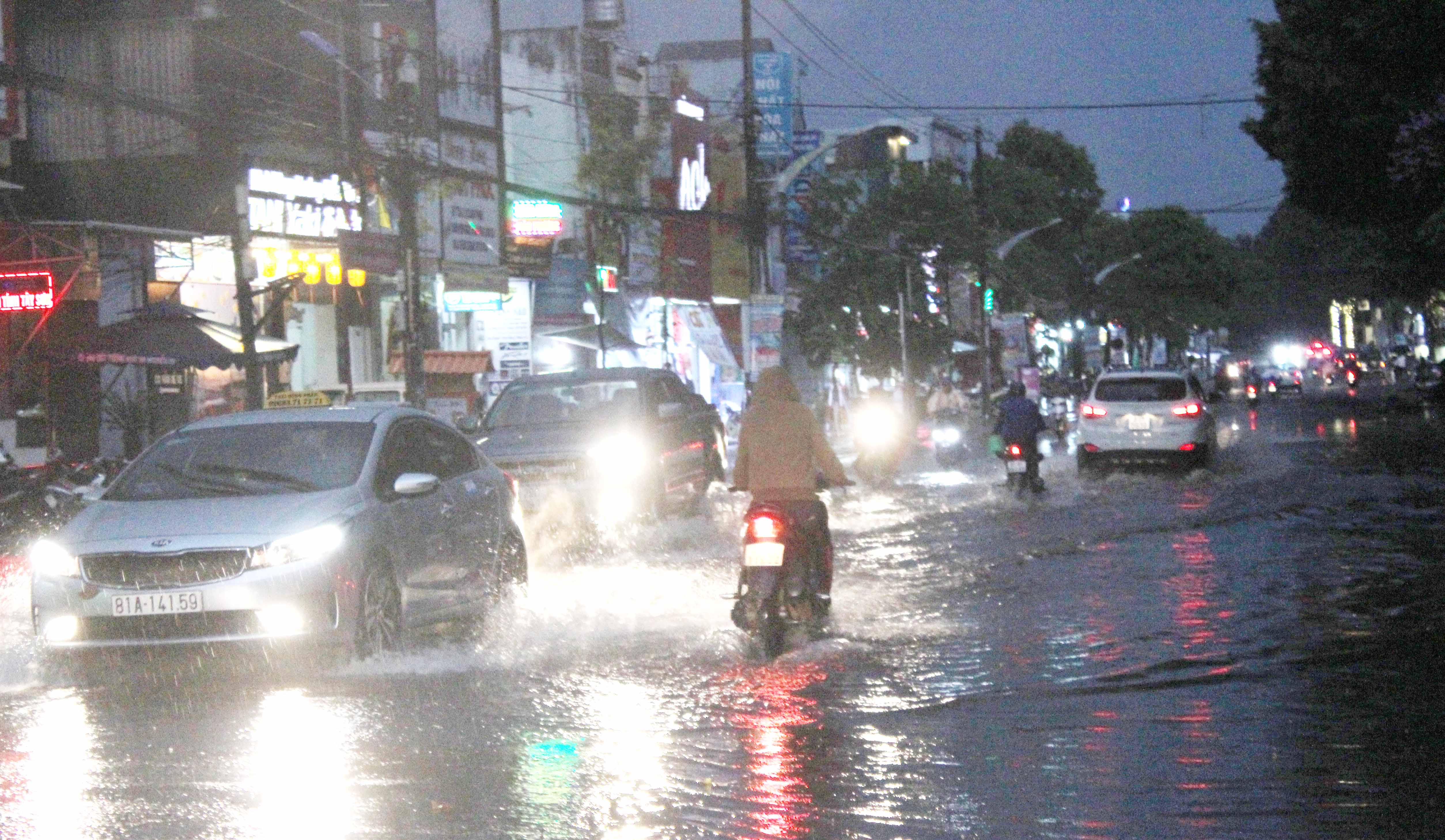 Mưa lớn gây ngập cục bộ một số đoạn trên đường Phan Đình Phùng. Ảnh: Nguyễn Diệp