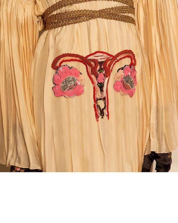 Gucci lại gây sốc với hình thêu bộ phận nhạy cảm của phụ nữ trên váy Ảnh 2