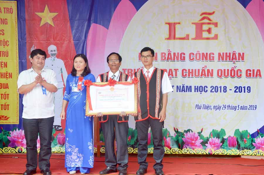  Trường THCS Dân tộc nội trú huyện Phú Thiện đón bằng Công nhận Trường đạt chuẩn Quốc gia. Ảnh: Đ.P