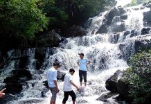 Người dân vui chơi tại thác Ba Tâng (thác Kon Bông, huyện Kbang). Ảnh: Hải Lê