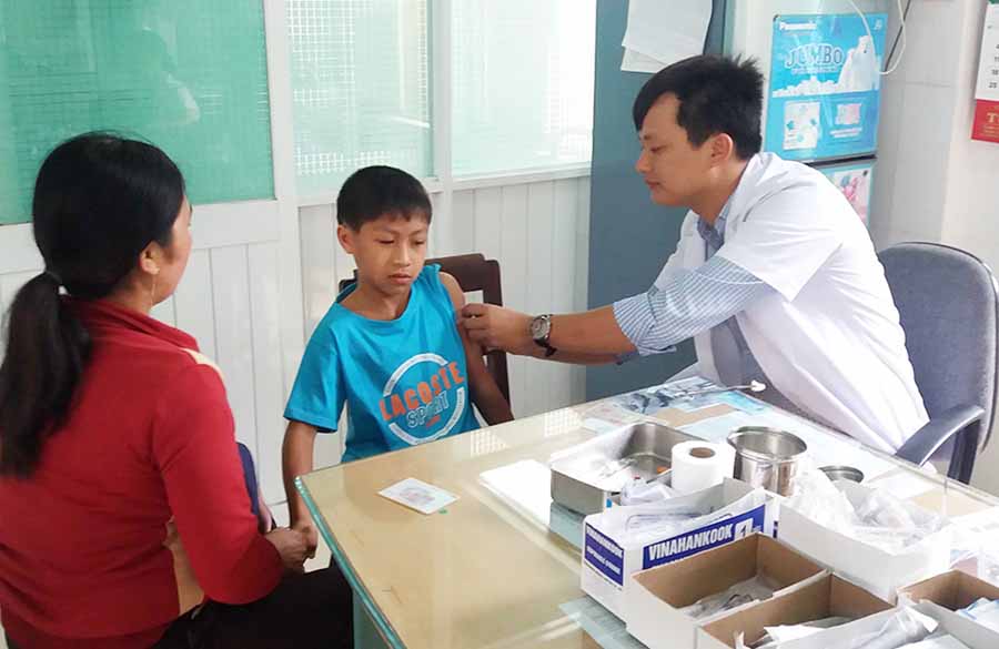   Tiêm phòng vắc xin sởi để phòng bệnh cho trẻ. Ảnh: N.N