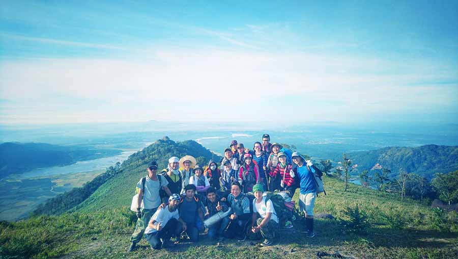 Du khách tham gia du lịch mạo hiểm chinh phục đỉnh núi Chư Nâm (huyện Chư Pah). Ảnh: N.T
