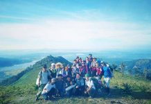  Du khách tham gia du lịch mạo hiểm chinh phục đỉnh núi Chư Nâm (huyện Chư Pah). Ảnh: N.T