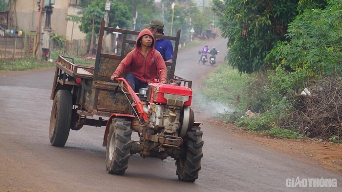 Xe công nông, máy kéo chạy trên đường liên huyện Đăk Đoa, Chư Prông. Ảnh: Tạ Vĩnh Yên