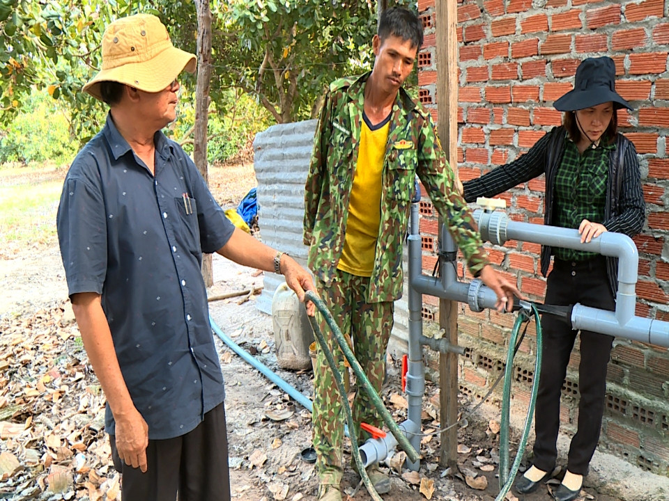 Lãnh đạo Phòng Nông nghiệp và PTNT huyện Krông Pa kiểm tra hệ thống tưới nhỏ giọt cho cây điều