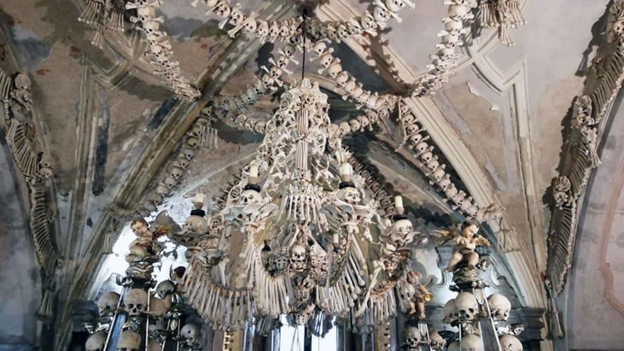 Nhà thờ 'ác mộng' được xây dựng từ 40.000 bộ xương người Ảnh 5